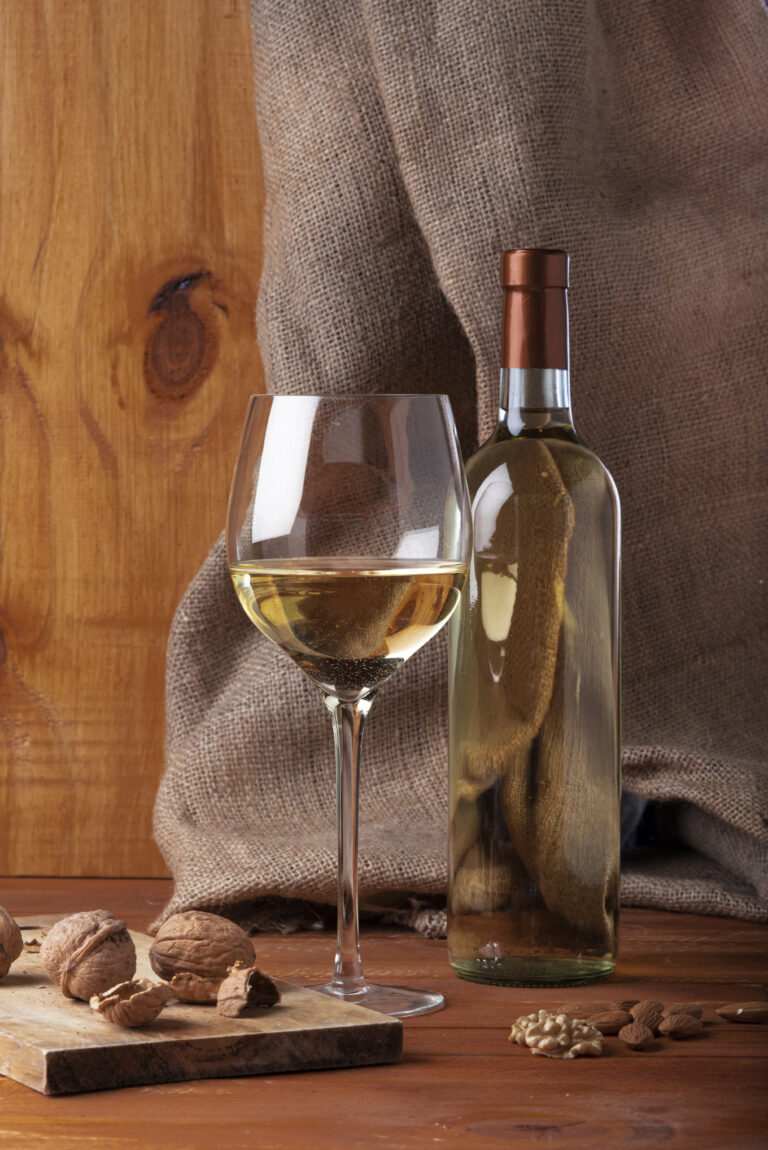sabrosa copa de vino y botella